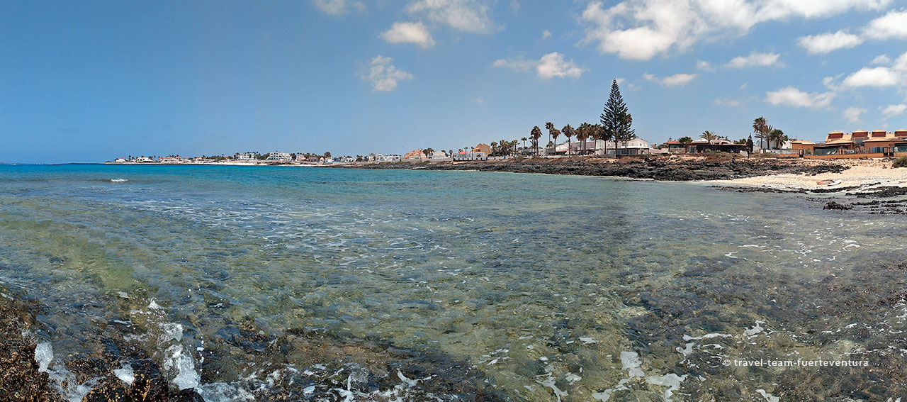 Una familia caminando en una playa de Fuerteventura